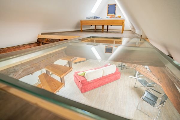 Galerie mit Glasboden im Studio
