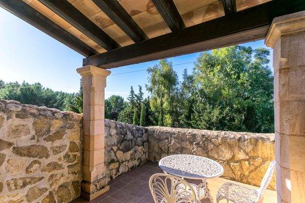 Sonniger Balkon mit Sitzecke