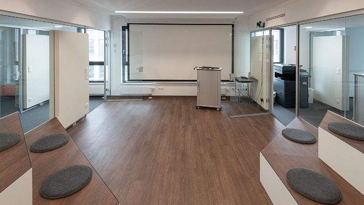 Arena mit Beamer und Leinwand