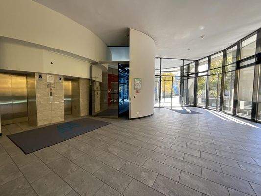 Eingang mit Concierge