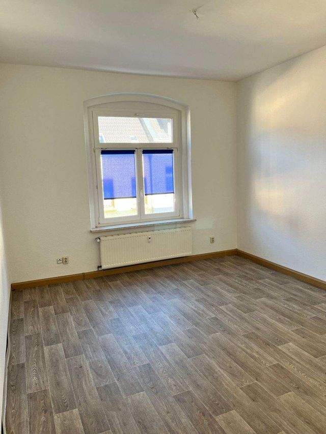 Bezahlbare 2-Raum-Wohnung inkl. Einbauküche – zentrale Lage in Crimmitschau - Photo 4