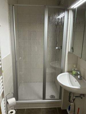 Bad mit Dusche und WC