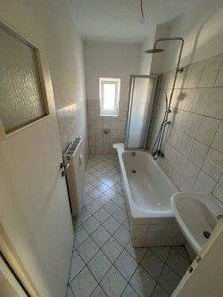 Kleines Badezimmer mit Badewanne