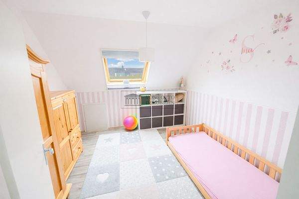 Kinderzimmer mit Blick in den Garten