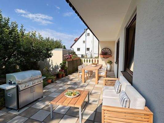 Terrasse (KI Möblierungsbeispiel)