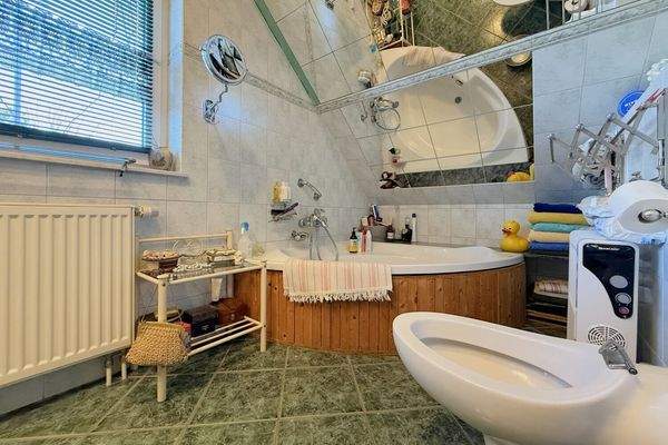 Badezimmer mit Eckbadewanne und Bidet