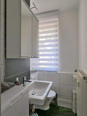 Waschmaschine, Waschtisch und WC