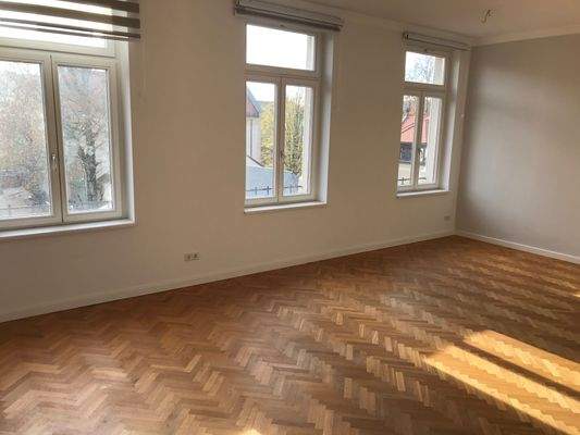 Lichtdurchflutetes Wohnzimmer.jpeg