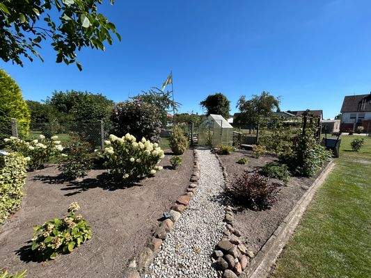 Blumenbeete und Gewächshaus.jpg