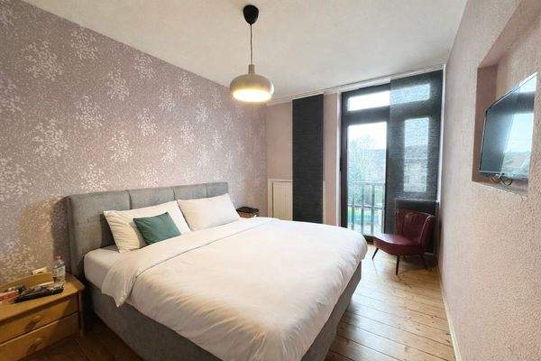 Schlafzimmer mit Ankleideraum