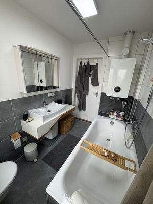 Tageslichtbad mit Wanne und WC (3).jpg