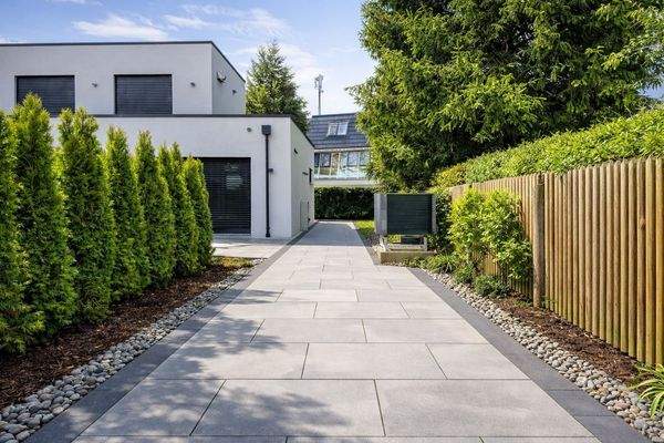 Bepflasterung zum Eingang