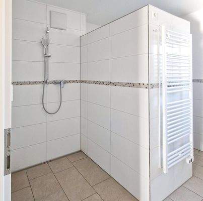 große bodentiefe Dusche