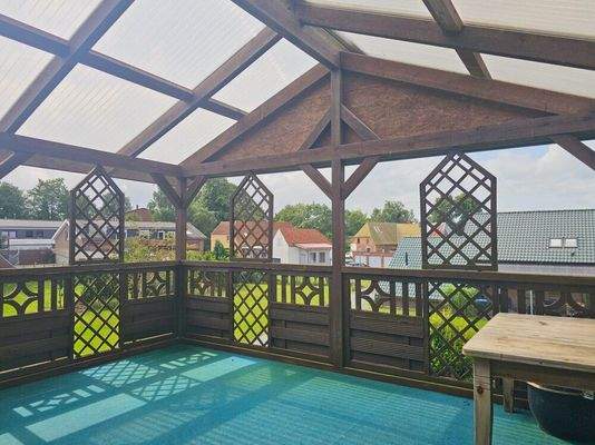 Zugang vom Wohnzimmer auf den Balkon mit Außentreppe