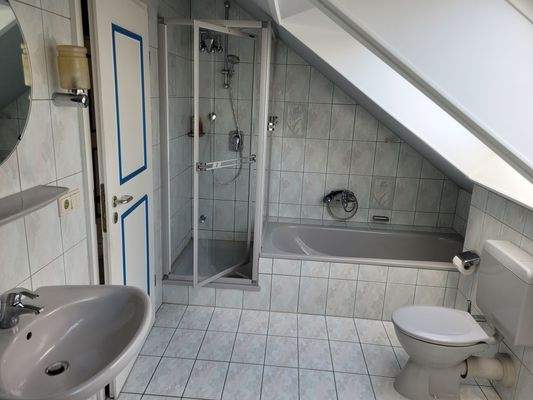 Bad OG mit Dusche und Wanne