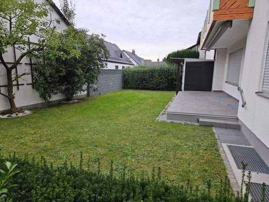 Garten vor der Wohnung mit ca.100 m²