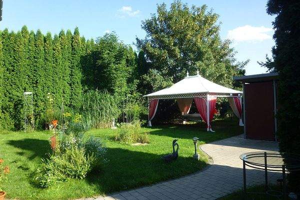 Pavillon mit Vorhängen