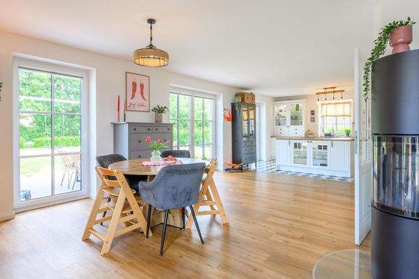 Offenes Wohn-/Esszimmer mit Küche