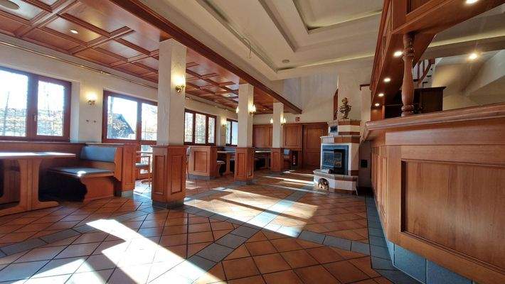 Thekenbereich mit gemütlichen Sitzplätzen