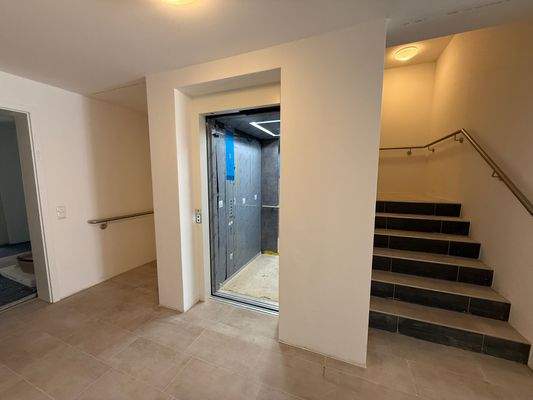 Treppenhaus mit Fahrstuhl