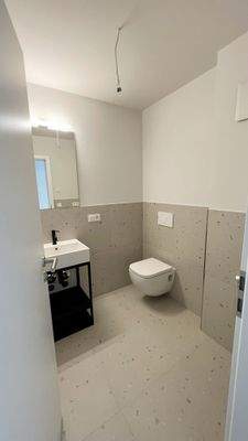 Gäste-WC mit Waschbecken und Einbauspiegel