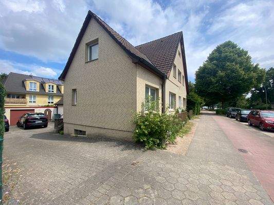 Grundstück mit Altbestand (noch 50 % vermietet)