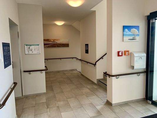 14) Treppenhaus, Eingang