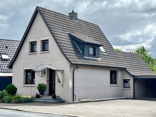 Ansicht Eingang mit Garage