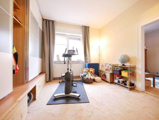 Zimmer im EG mit gr. Einbauschrank, Stange ausschwenkbar