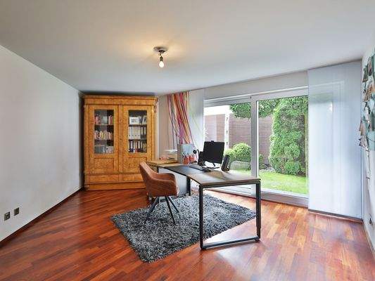 Schöner, großer Arbeitsbereich/Kinderzimmer mit Zugang zum Garten