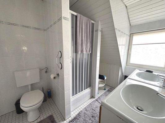 Duschbad angrenzend an Ankleidebereich