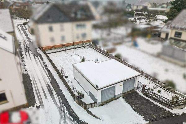 Doppelgarage mit Garten