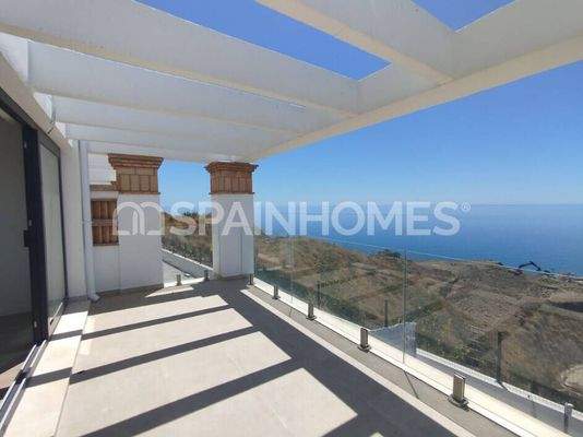 Sea-View Townhouses with Investment Potential in Torros Malaga