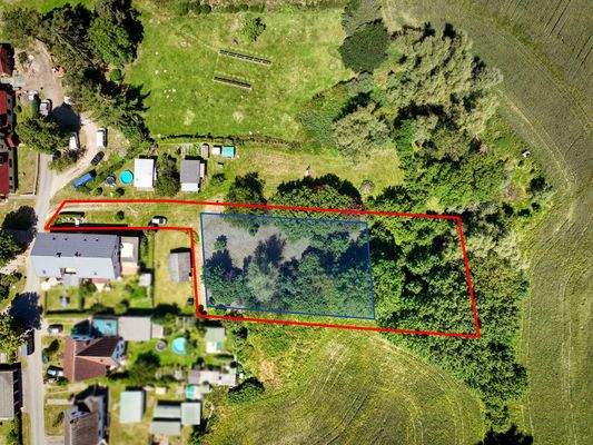 Grundstück (rot) mit Baufeld (blau)