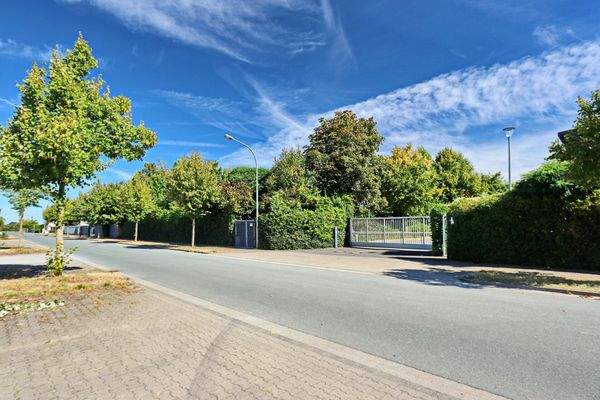 ca. 177 Meter Straßenfront des angebotenen Gewerbegrundstücks