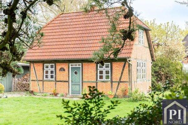 Fachwerkhaus auf dem Grundstück