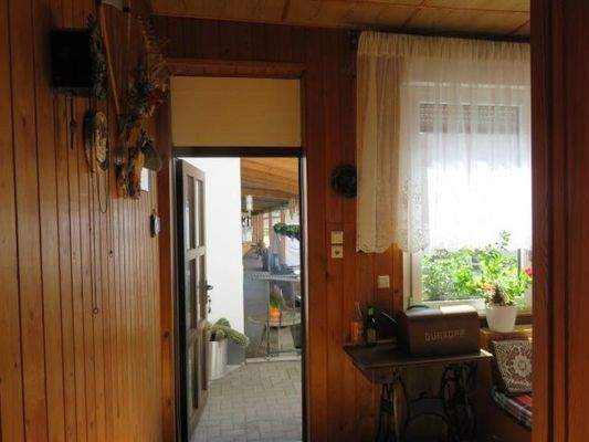 EG: Vorraum mit Ein/Ausgang 2