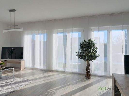 breite Fensterfront zum Garten