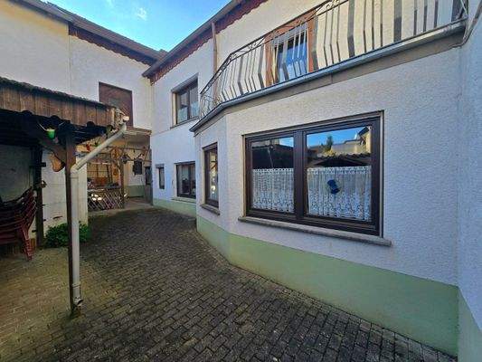 gemütlicher Innenhof mit Blick zur Durchfahrt in den hinteren Garten bzw