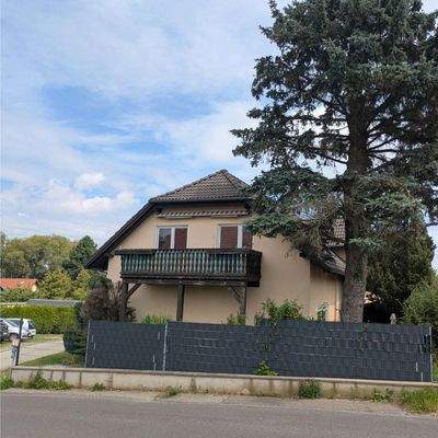 Zweistöckiges Haus mit Balkon