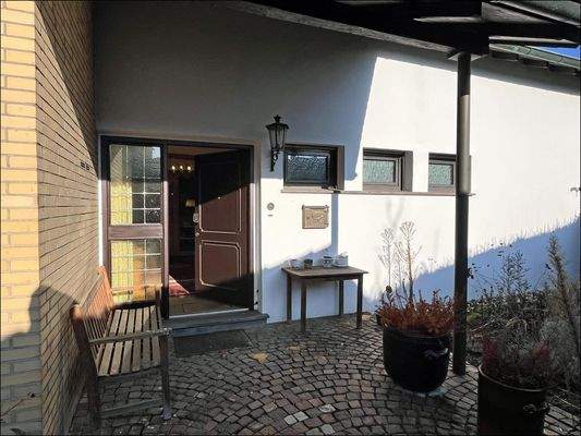 Großer überdachter Eingangsbereich