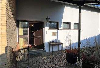 Großer überdachter Eingangsbereich