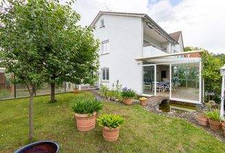 Hausansicht mit Wintergarten