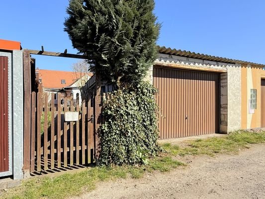 Garage mit direktem Zugang zum Garten