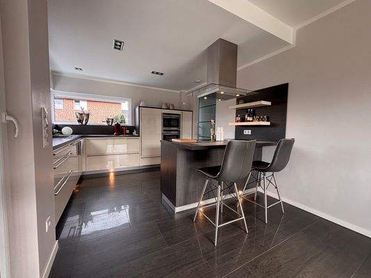 Moderne Wohnküche mit Insel