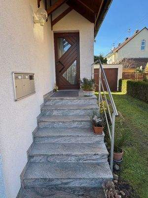 Marmortreppe und Edelstahlgeländ.