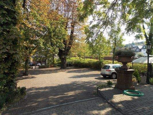 eigene Parkplätze (15 Stück) 