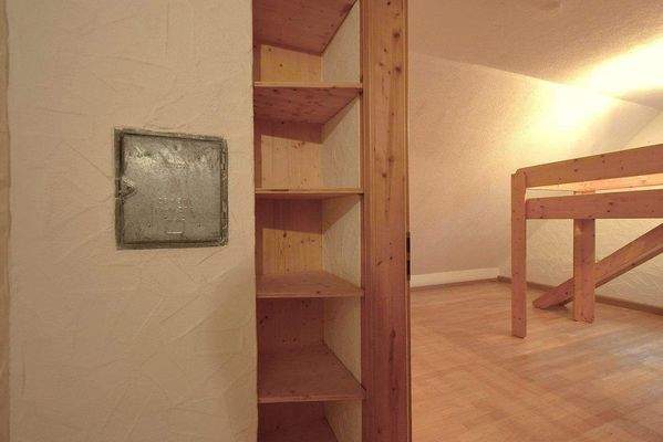 2.OG: Flur mit Regal  DSC.JPG