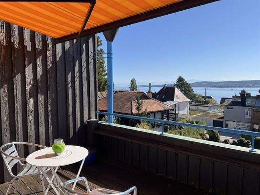 Südbalkon mit Markise und Seesicht