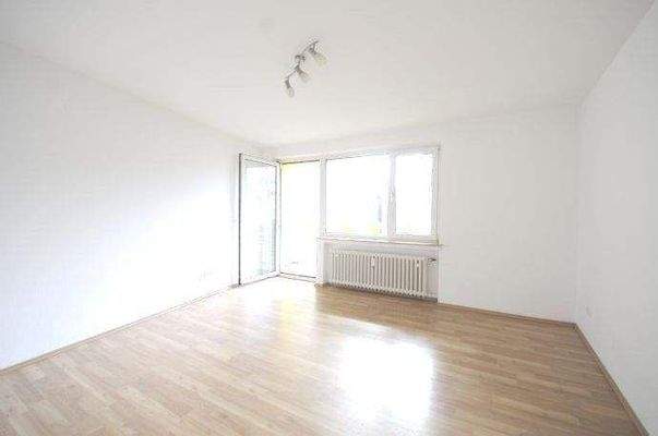 großer, heller Wohnraum